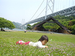 因島大橋記念公園で寝そべる真理香