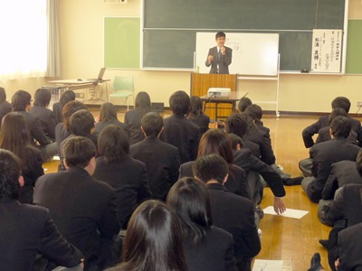 因島高校社会人講演会　地元で働く先輩が熱弁　1年全員に感銘与える