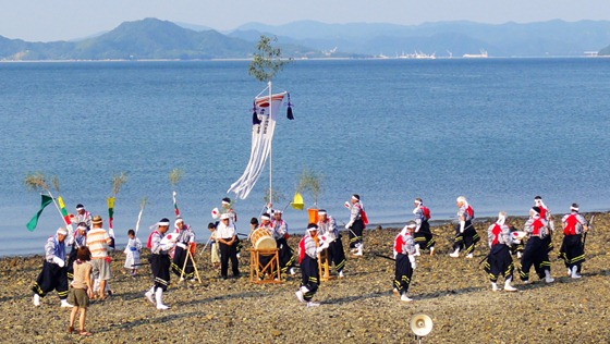 広島県無形民俗文化財　椋浦町法楽踊り　3年ぶりに海岸で舞う