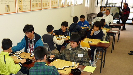 子ども囲碁大会　本因坊秀策囲碁記念館　幼小中高生46人が参加