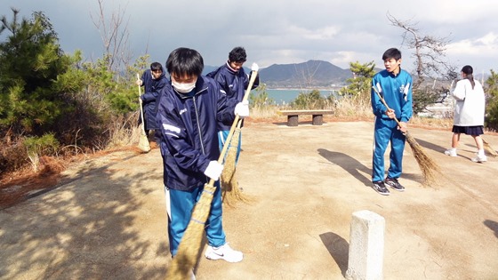 瀬戸田町の潮音山公園　小中高生ら120人　連携して遊歩道を清掃