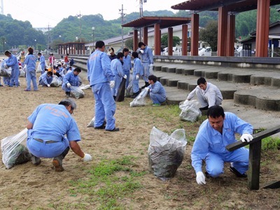 因島鉄工グループ海岸清掃　150人が2カ所で