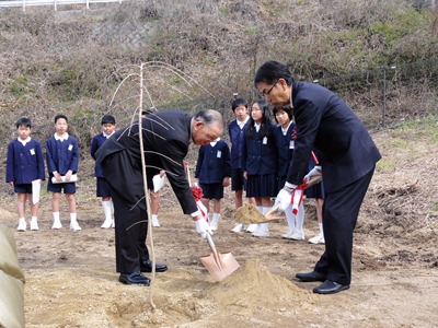因島を桜の名所に宮地義治さん寄贈　しだれ20本を植樹