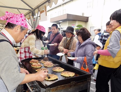 万田収穫祭　盛況3,000人　お好み焼き人気集中