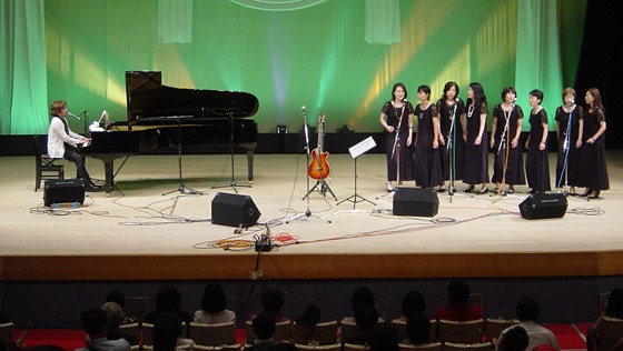 因島空襲記念日　因島市民会館に700人　平和と優しさ歌う