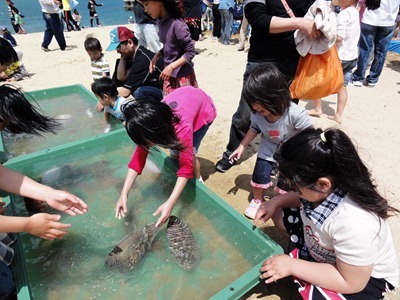 因島アメニティ公園祭り　晴天に恵まれ賑わう　魚とりやポニーに夢中