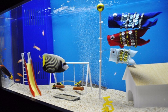 こどもの日特別展示　福山大水族館（因島大浜町）色とりどりの魚たちと鯉のぼり