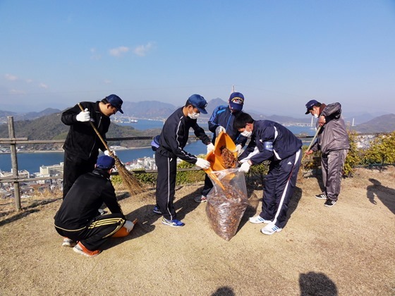 自衛艦乗組員31人が因島公園の清掃活動　大量の落葉に汗流す