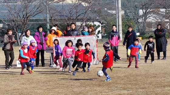 第4回幼児サッカー大会　三庄ふれあい広場　15チーム、101人出場