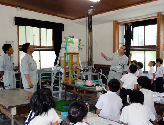 三庄小学校4年生　水道局が出張授業「綺麗な水ができるまで」