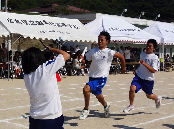因島高校体育大会 生徒290人が躍動 はじける若さが魅力