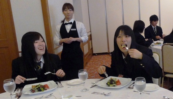 因島高就職内定者　食事マナーを講習
