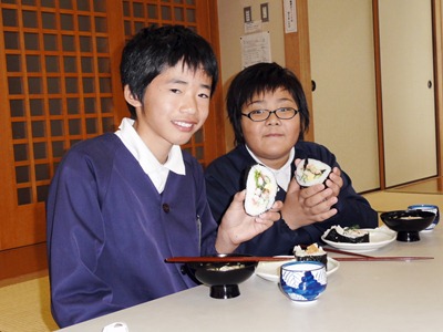 三庄小6年生　24人が卒業を祝って8メートル巻き寿司
