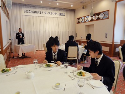 因島高就職内定者　ナティーク城山で食事マナー講習会
