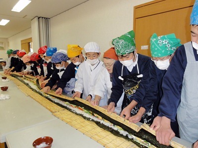 三庄小6年生が8メートルジャンボ巻き寿司