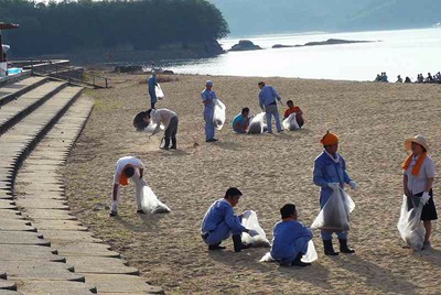 因島鉄工グループ　海岸清掃に汗流す