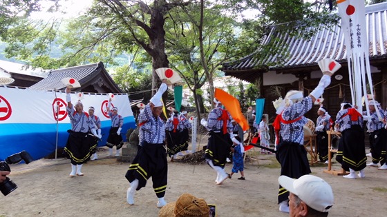 椋浦伝統の法楽舞　勇壮な踊りを継承　里帰りの若者参加