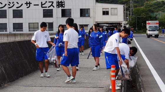 因島高校生が清掃活動