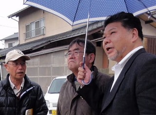 三庄空襲　沖縄疎開者が犠牲　城間尾道市会議員現地訪問