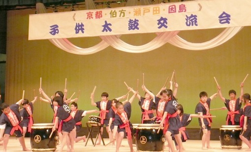 醒泉小太鼓の絆　京都と島の交流　110人が熱演