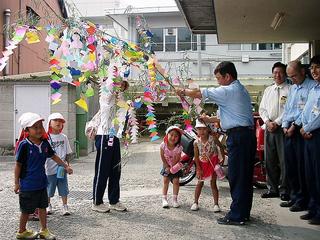 [7月 9日] 因島郵便局内に園児が七夕飾り