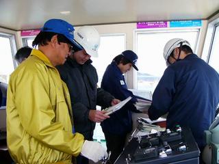 [12月17日] 海事・保安部・因島署　フェリーに乗り込み年末年始の安全総点検