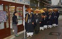 [12月14日] 因島市仏教会　小雨のなか托鉢行脚で歳末たすけあい募金