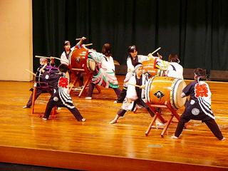 [5月14日] 和太鼓の共演で交流　島と京都の児童100人