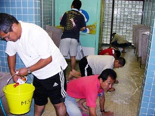[7月 3日] しまなみ掃除に学ぶ会　70人が土生小大会に参加　トイレ清掃に精を出す