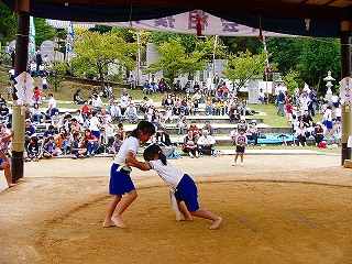 [10月16日] 中庄八幡宮奉納相撲　子どもから大人まで　伝統の土俵で力競う