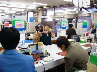 [12月11日] 今すぐ金だせ！こみあう因島郵便局内で年末の強盗模擬訓練