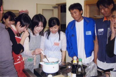 タイ研修生らと若者　食文化で交流会　青少年ホームに集う