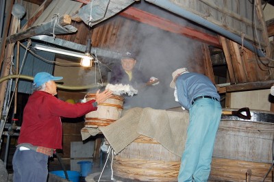 大寒告げる酒蔵の湯煙　伝統受け継ぐ手造りの醸造
