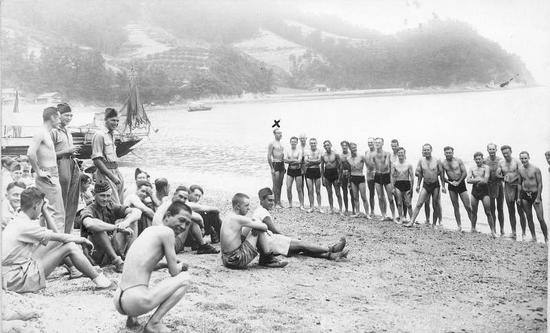 因島折古の浜で海水浴 英国兵捕虜写真を公開 昭和20年9月帰国直前