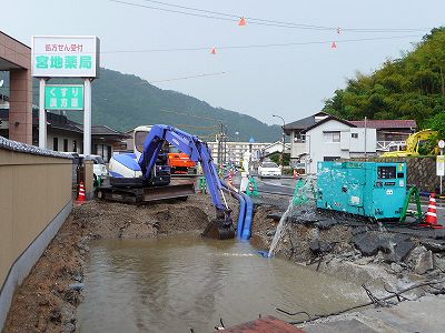 因島三庄小学校の周辺道路冠水騒ぎ　集中豪雨で25戸床下浸水　梅雨期の水路改修工事の影響