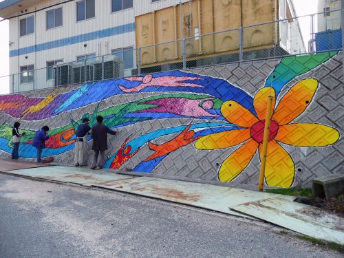 因島高校美術部　未来と希望を願い会社の塀に大壁画