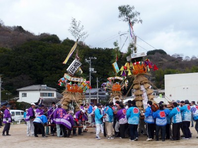 因島大浜町の神明祭　大とんど4基舞う　伝統の豊年・厄払い