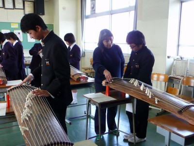 瀬戸田中学校　箏の授業