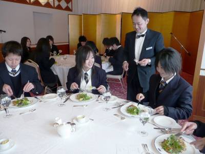 因島高3年生テーブルマナー　ホテルで講習会