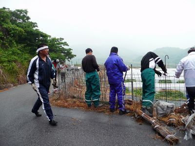 重井町の農業団地　イノシシ防護柵設置　海上自衛官が農業体験