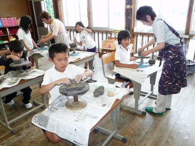 瀬戸田町南小学校　全校で陶芸を学ぶ　地元老人クラブが指導