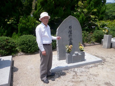 8月6日にお参り続く瀬戸田町の原爆慰霊碑