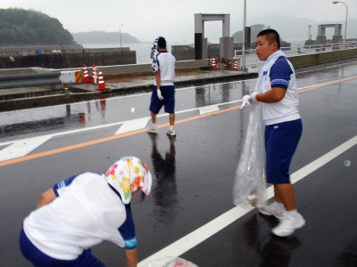 中学生40人が雨の中　水軍花火大会の清掃
