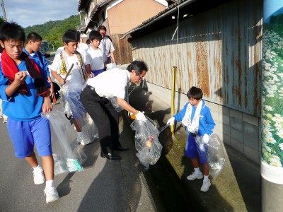 重井中生徒ら町内を清掃