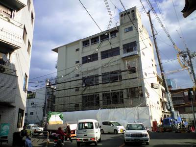 因島の栄枯盛衰を物語る日立会館ビルの取り壊しが始まる