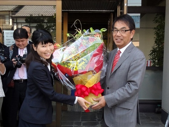 27日、初登庁で職員から花束を受け取る平谷氏