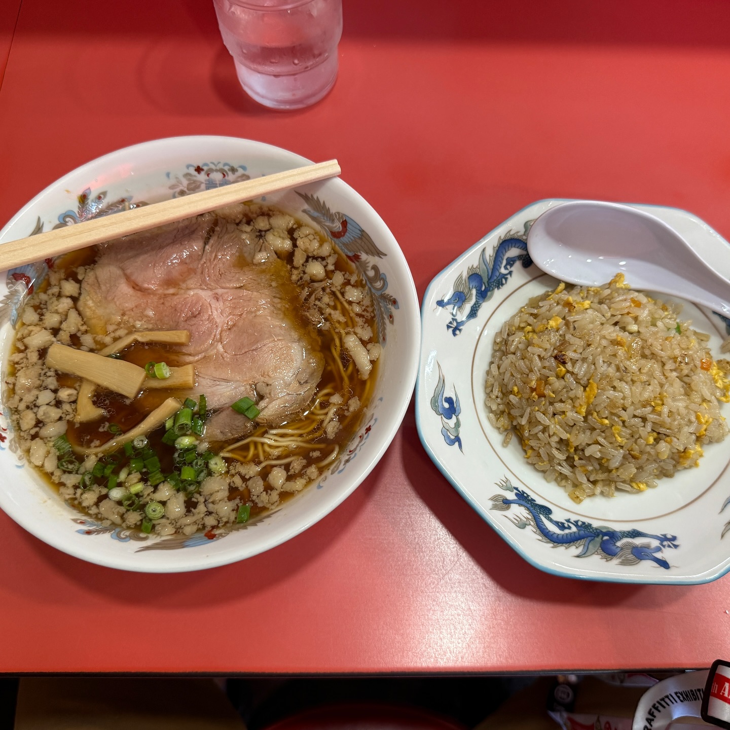 3時限で終わった子どもが因島中庄町の萬来軒で炒飯が食べたいと言うのでランチに。僕はラーメン定食(ラーメン+半炒飯)をいただきました。まいうー。妻用に炒飯をテイクアウトしました。#因島 #因島グルメ #因島ランチ #ラーメン半チャーハン #因島ラーメン