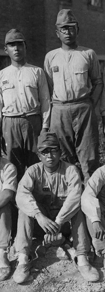 初年兵時代の橋本さん（上右）と司馬さん（下）。2人とも眼鏡。