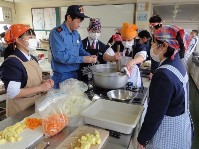訓練支援艦「くろべ」乗組員とカレーライスの炊き出しを作る因北中学校生徒