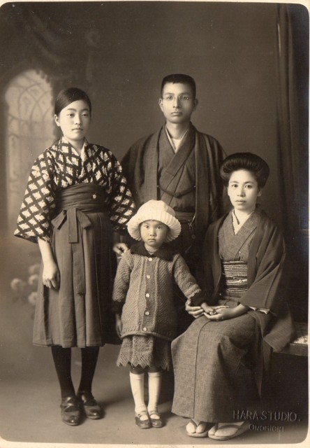 生母のアルバムにあった家族写真。左が彼女である。おそらく女学校の制服姿であろう。